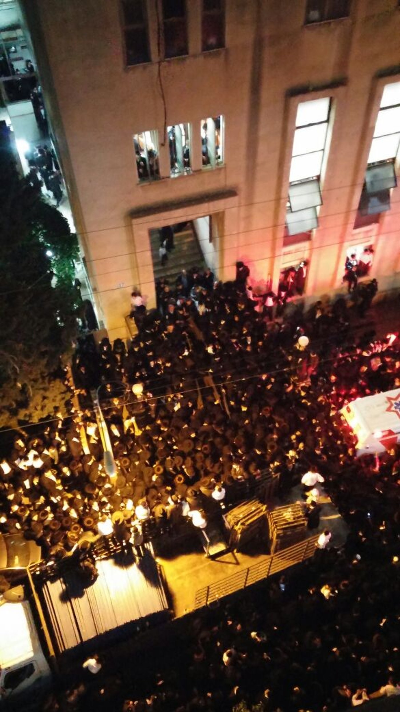 בשעה זו: רבבות מלווים את מרן הגר"ש וואזנר למנוחות