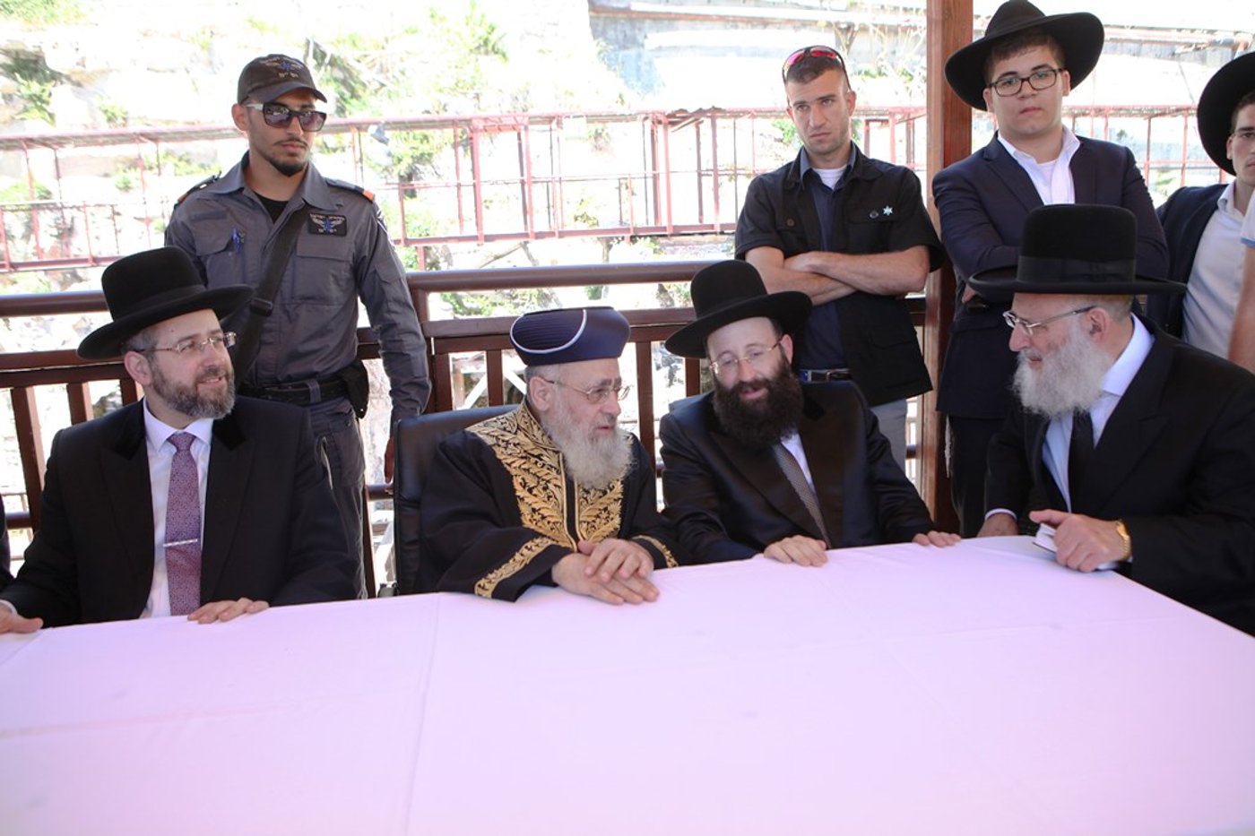 לְבָרֵךְ אֶת עַמּו יִשרָאֵל בְּאַהֲבָה: צפו בברכת הכהנים בכותל המערבי
