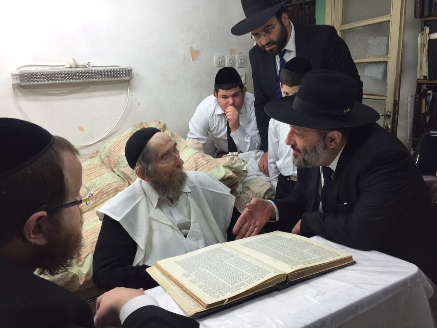 דף חדש ביחסי 'דגל' וש"ס? דרעי נועד עם הגראי"ל שטיינמן