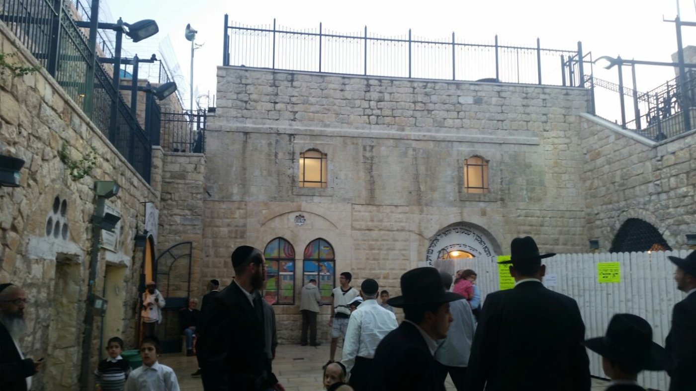 חסידי תולדות אהרן מתפללים בקבר הרשב"י לרפואת החתן הפצוע