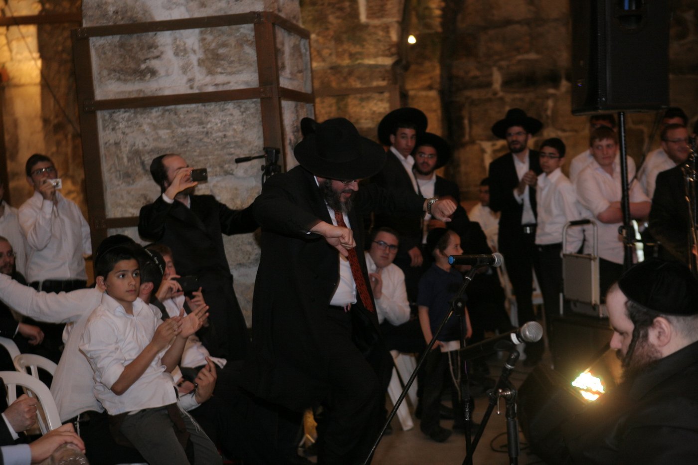 הקומזיץ' הגדול של רדיו 'קול ברמה' במנהרות הכותל • וידאו ותמונות