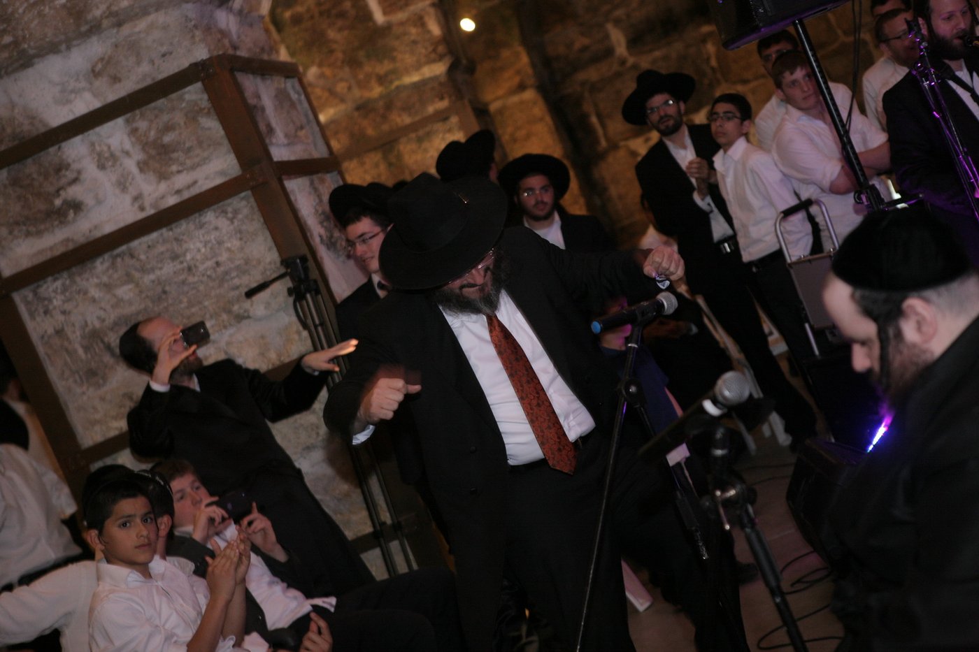 הקומזיץ' הגדול של רדיו 'קול ברמה' במנהרות הכותל • וידאו ותמונות