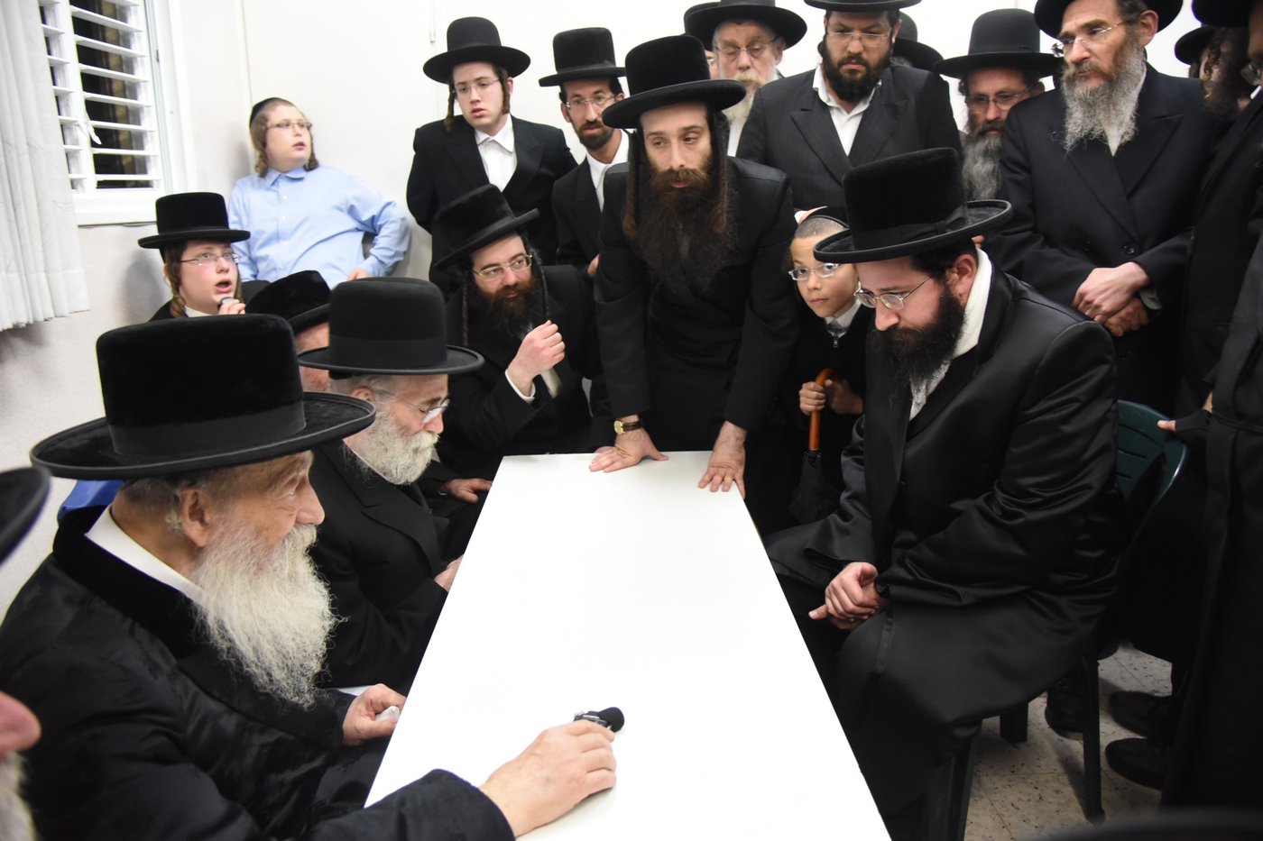 תיעוד: ניחום אבלים בביתו של פוסק הדור הגר"ש וואזנר