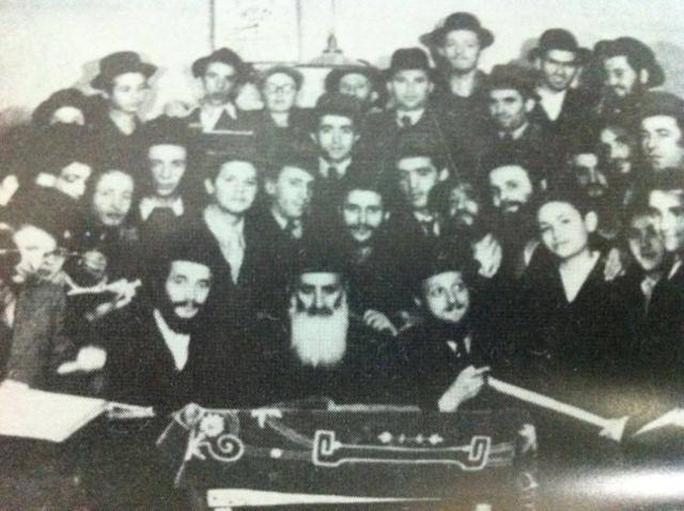 הרבי מויז'ניץ עם תלמידים לאחר השואה
