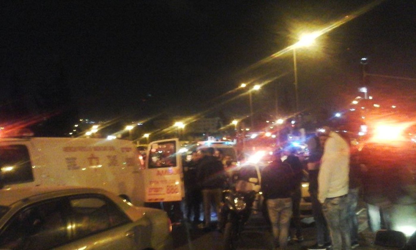 ירושלים: רכב התנגש בתחנת אוטובוס, שני בני אדם נפצעו קשה