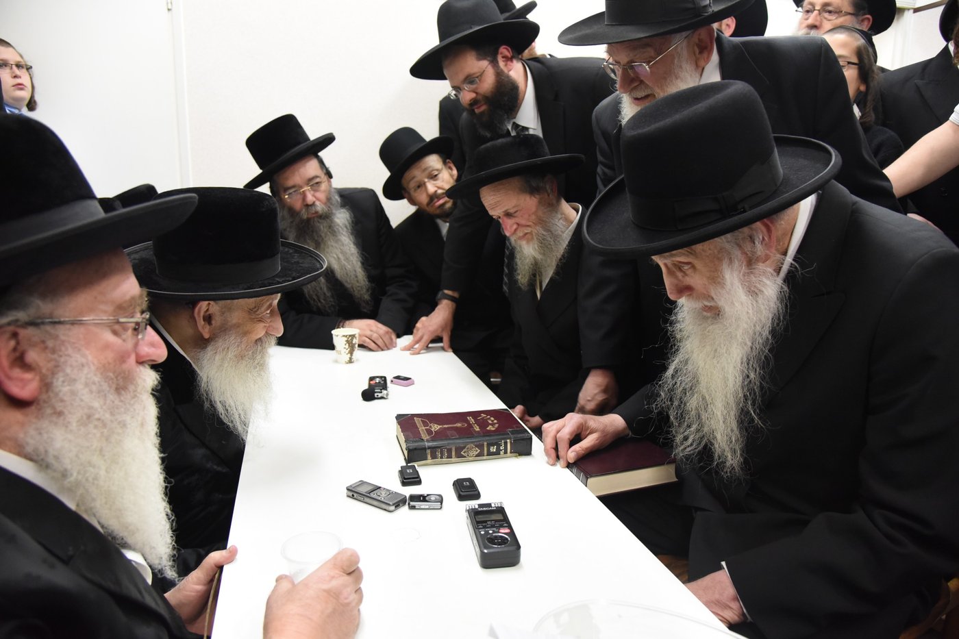 גלריה: היום הרביעי של ניחום האבלים של בני מרן הגר"ש וואזנר