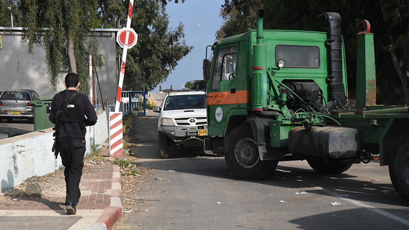המשאיות חוסמות הכניסה