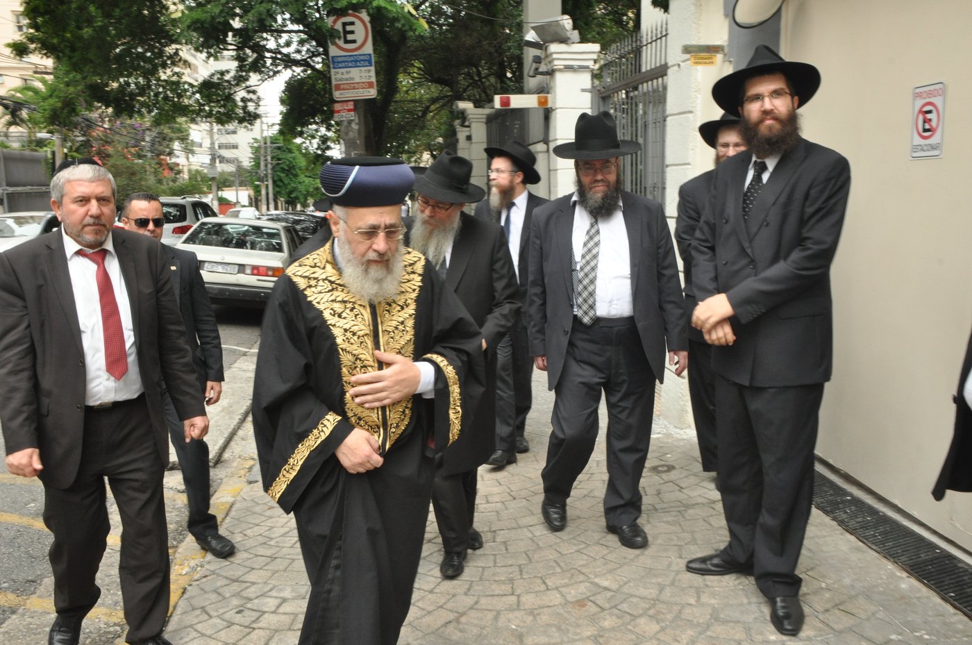 הראשל"צ הגר" יוסף. משמאל: ראש הלשכה ר' יצחק אלחרר