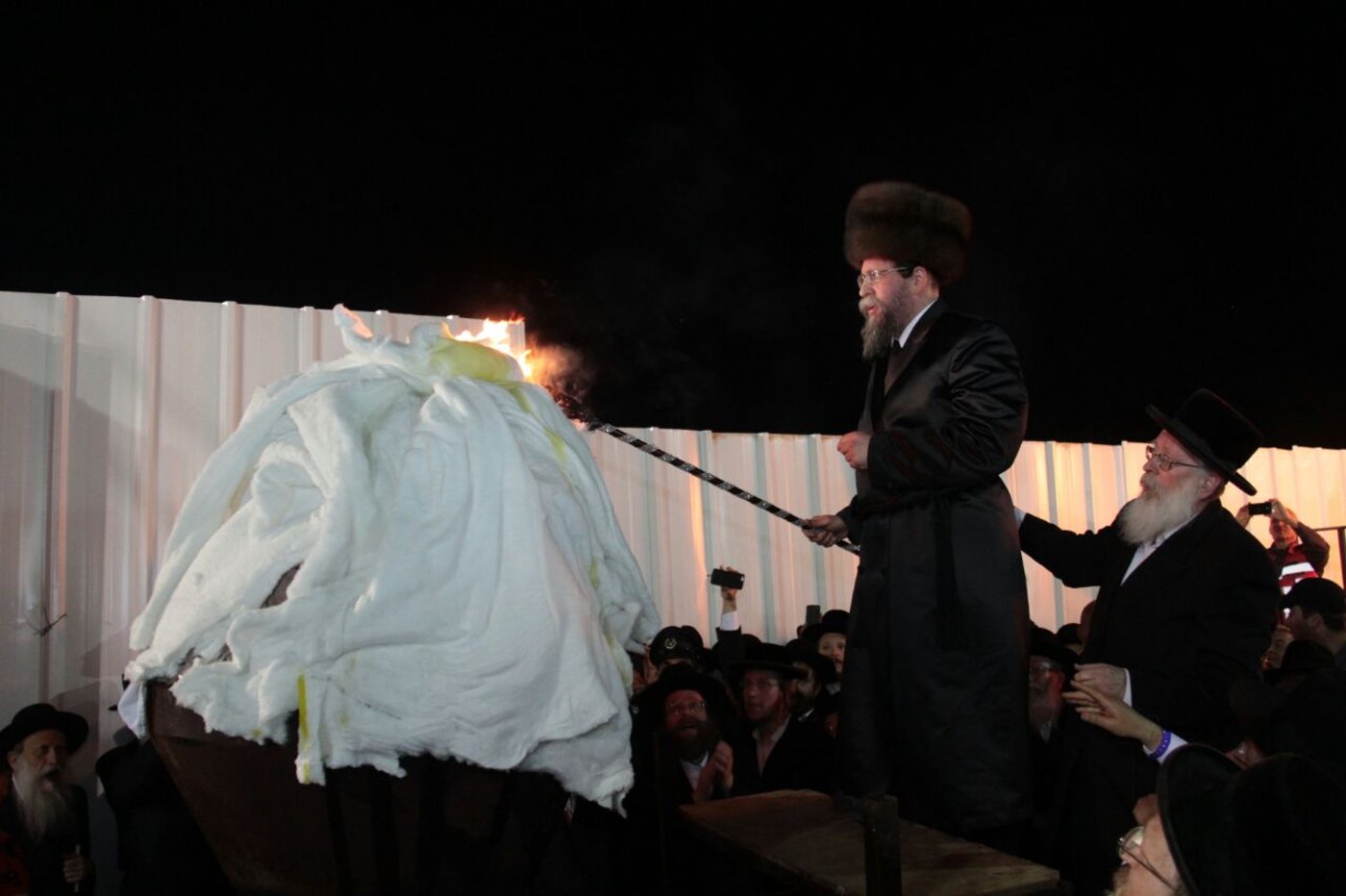 ההדלקה והריקודים: גלריה מהמדורה של חסידות בויאן
