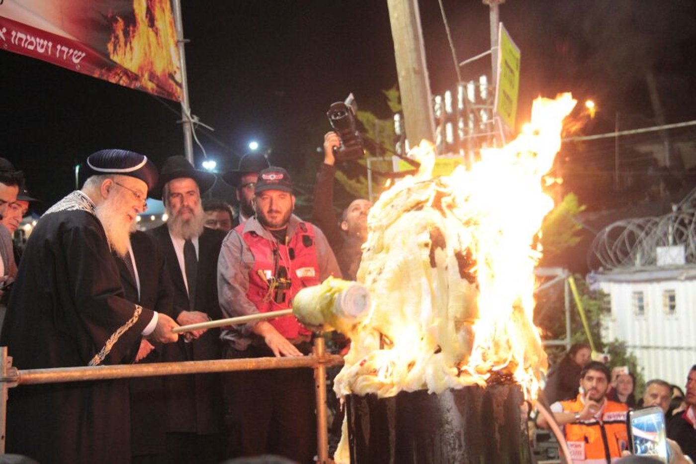 צפו: הדלקת המדורה של הגר"ש עמאר במירון