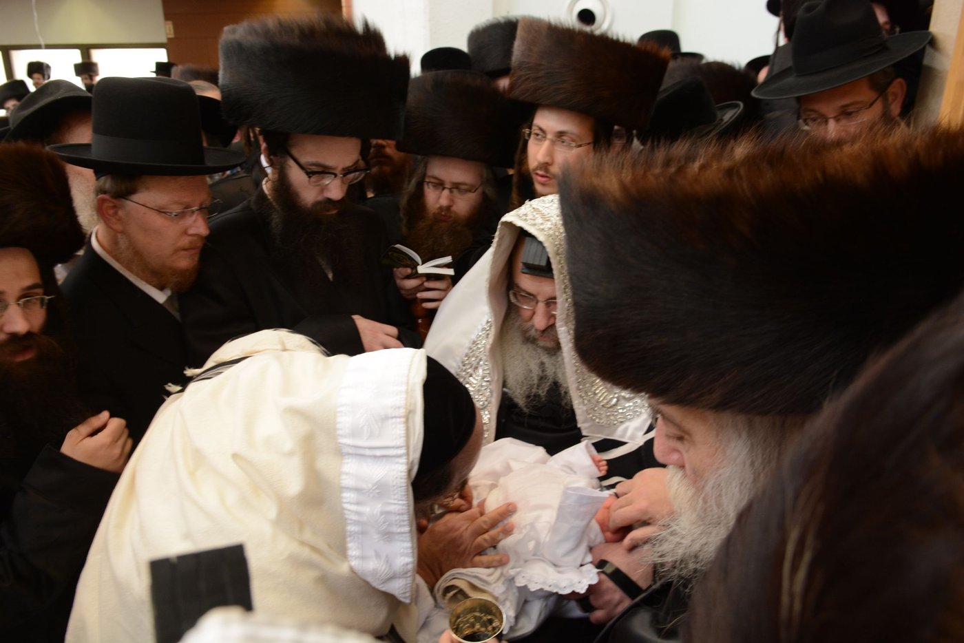 מרגש: ברית המילה לבן הבכור שנולד לבני הזוג בני ה-65