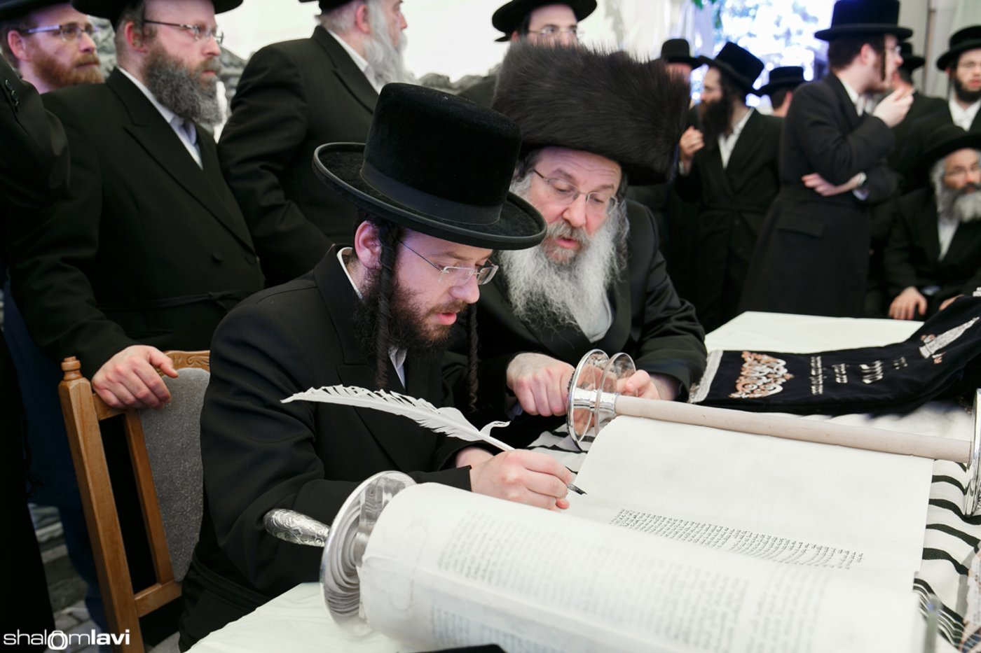 תיעוד ענק: הרבי מנדבורנה הכניס ספר תורה באוקראינה
