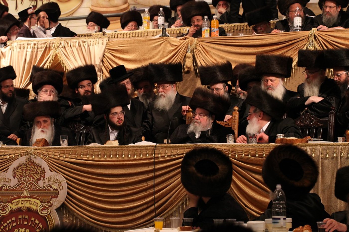 הרבי ממחנובקא משתתף בשמחת בית בעלזא • צפו