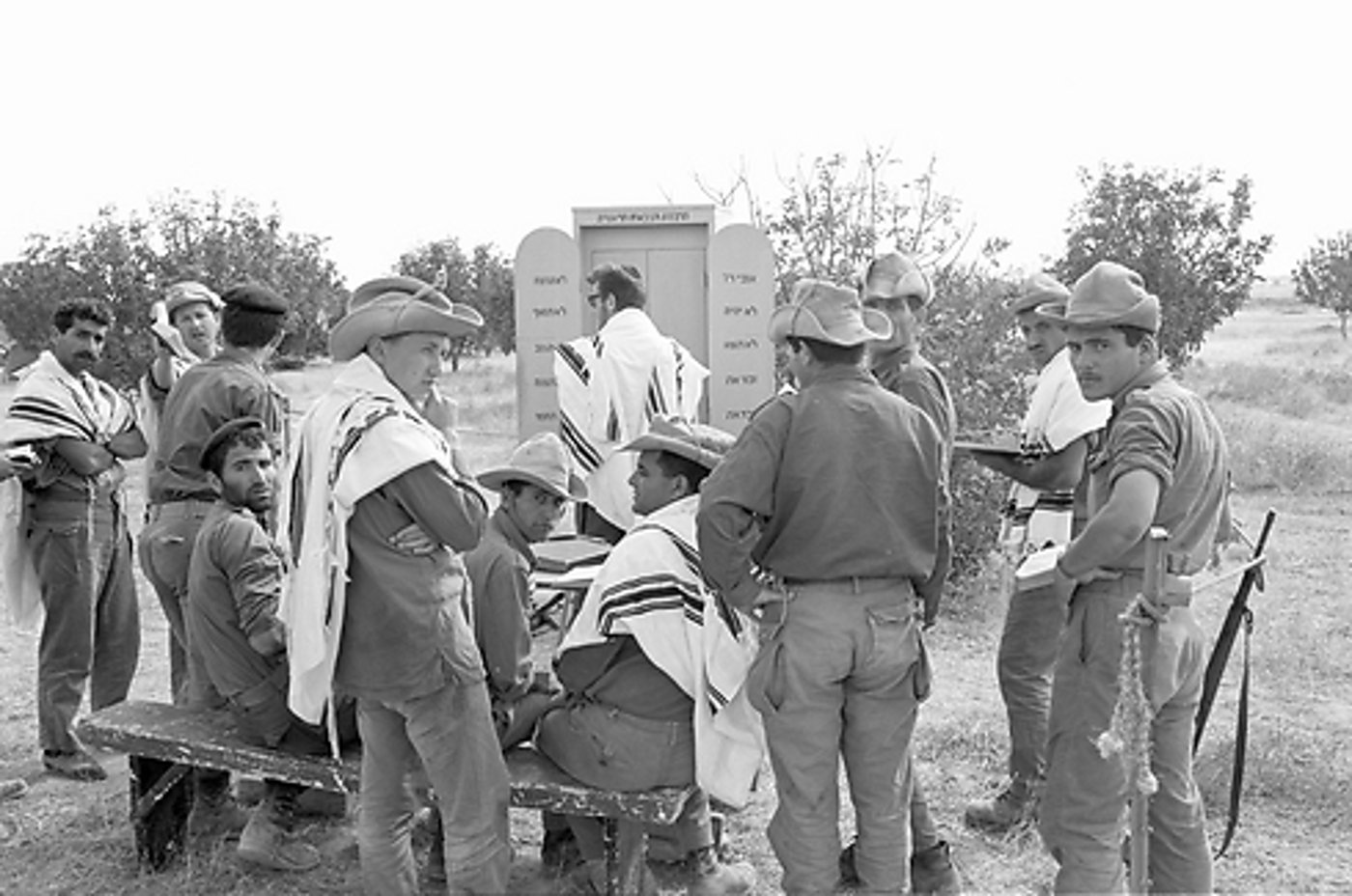 הקטע הנדיר נחשף: חרדים לצד חיילים ב"ששת הימים"