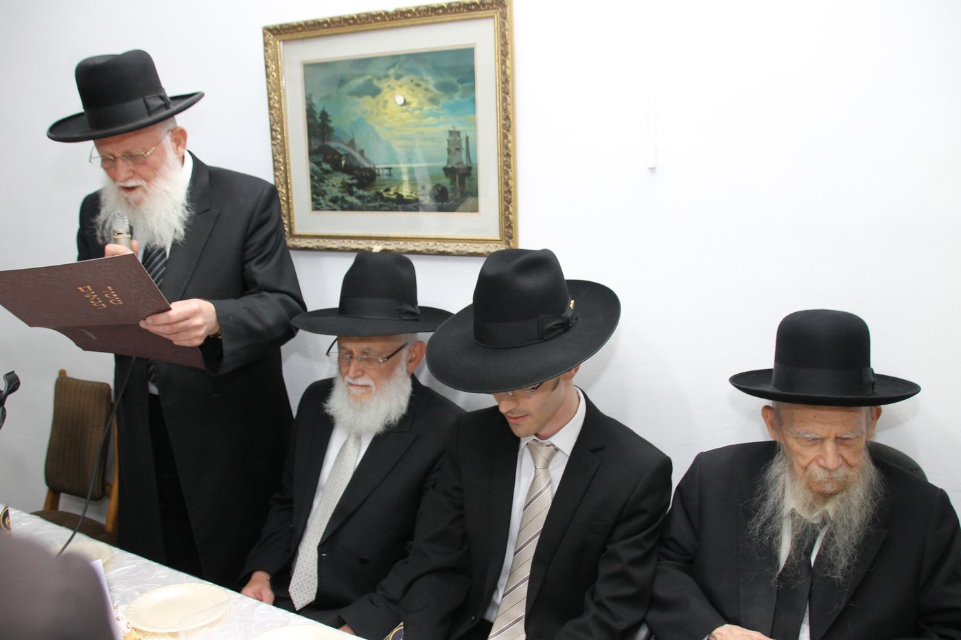 תיעוד: אירוסי נכדת ראש ישיבת פוניבז' הגרי"ג אדלשטיין