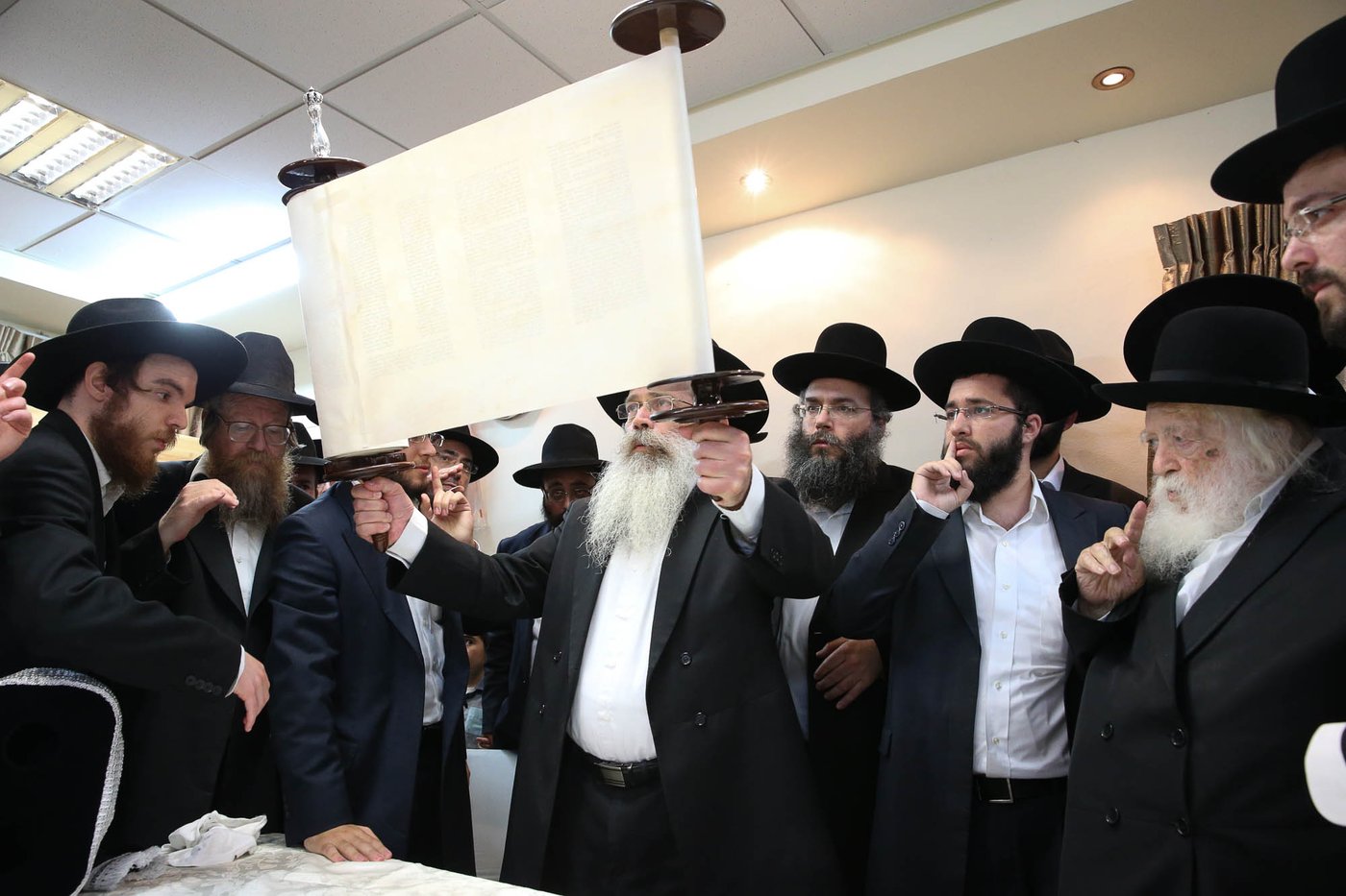 במהלך הכנסת ספר תורה: הגר"ח קנייבסקי ראה את החפץ חיים • תיעוד
