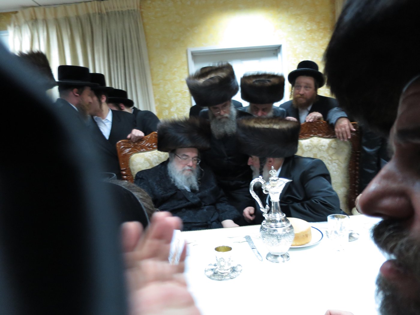 תיעוד: הרבי מבעלזא בחתונת נינת בעל ה"ישועות משה" מויז'ניץ