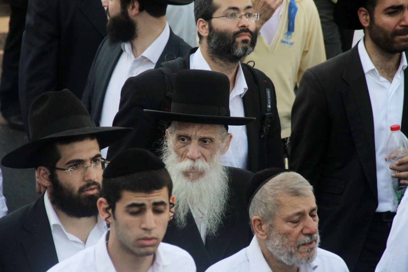 תיעוד: המונים ליוו את ה"בבא ליאון" למנוחות