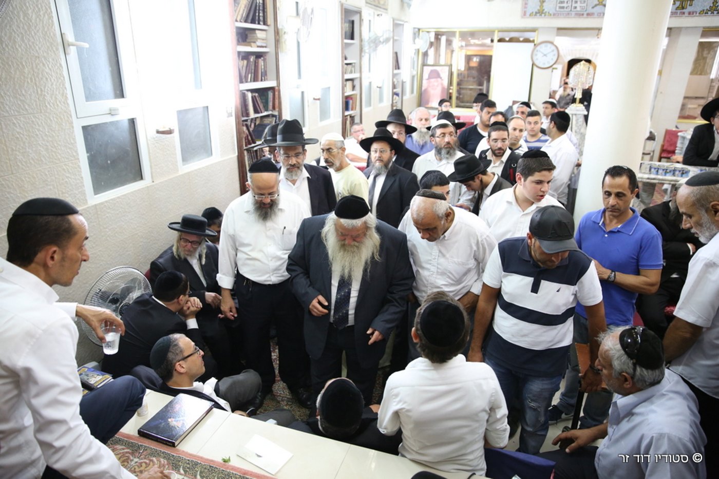 ניחום אבלים בחצרו של המקובל הרב אליהו ליאון לוי זצ"ל • תיעוד