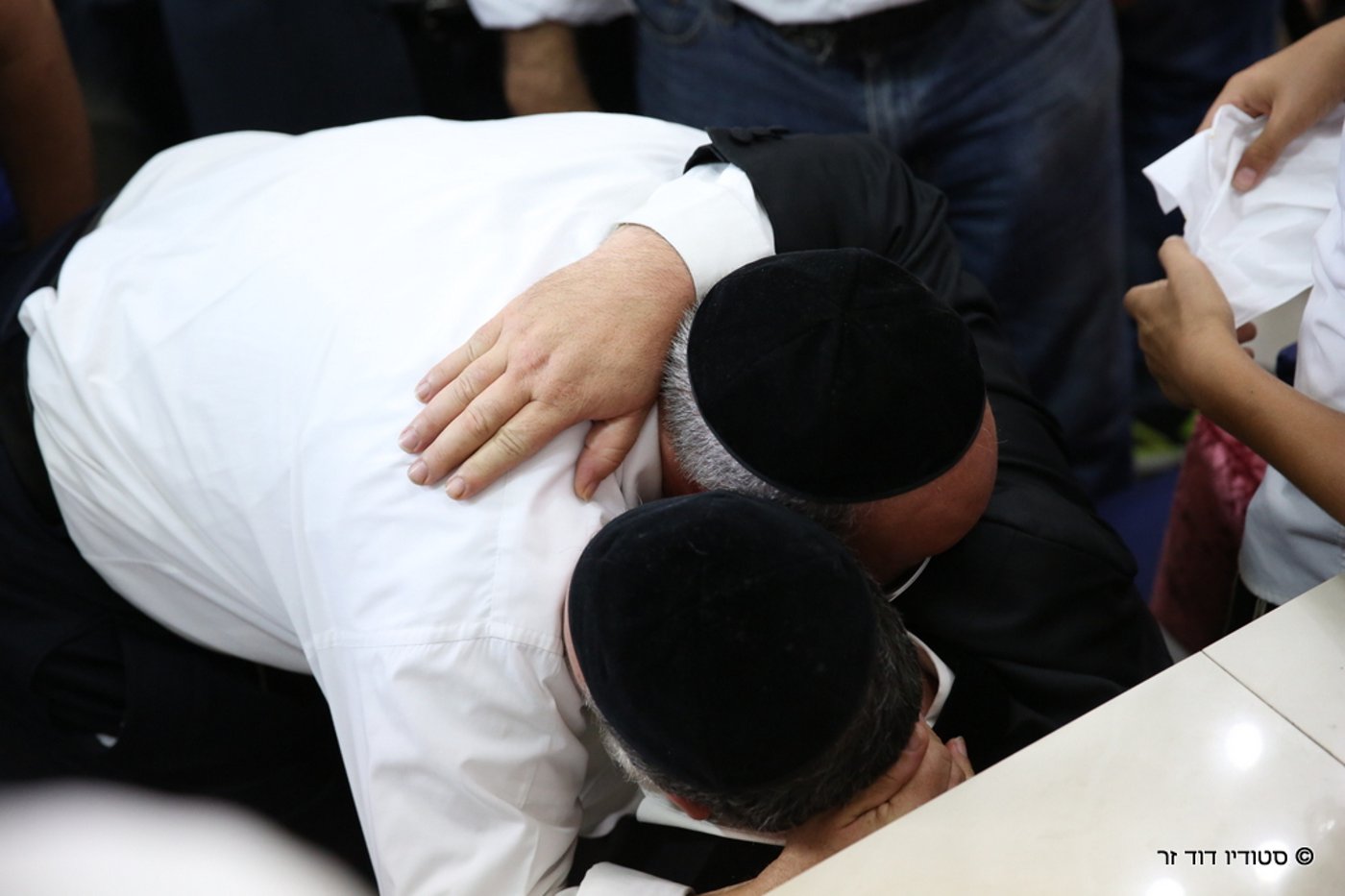ניחום אבלים בחצרו של המקובל הרב אליהו ליאון לוי זצ"ל • תיעוד