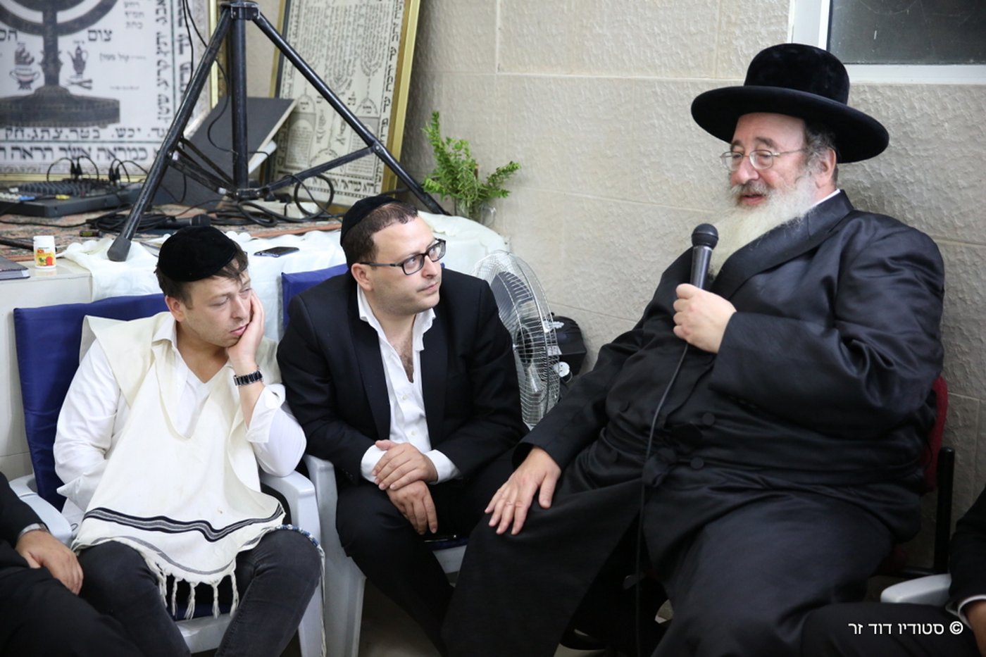 ניחום אבלים בחצרו של המקובל הרב אליהו ליאון לוי זצ"ל • תיעוד
