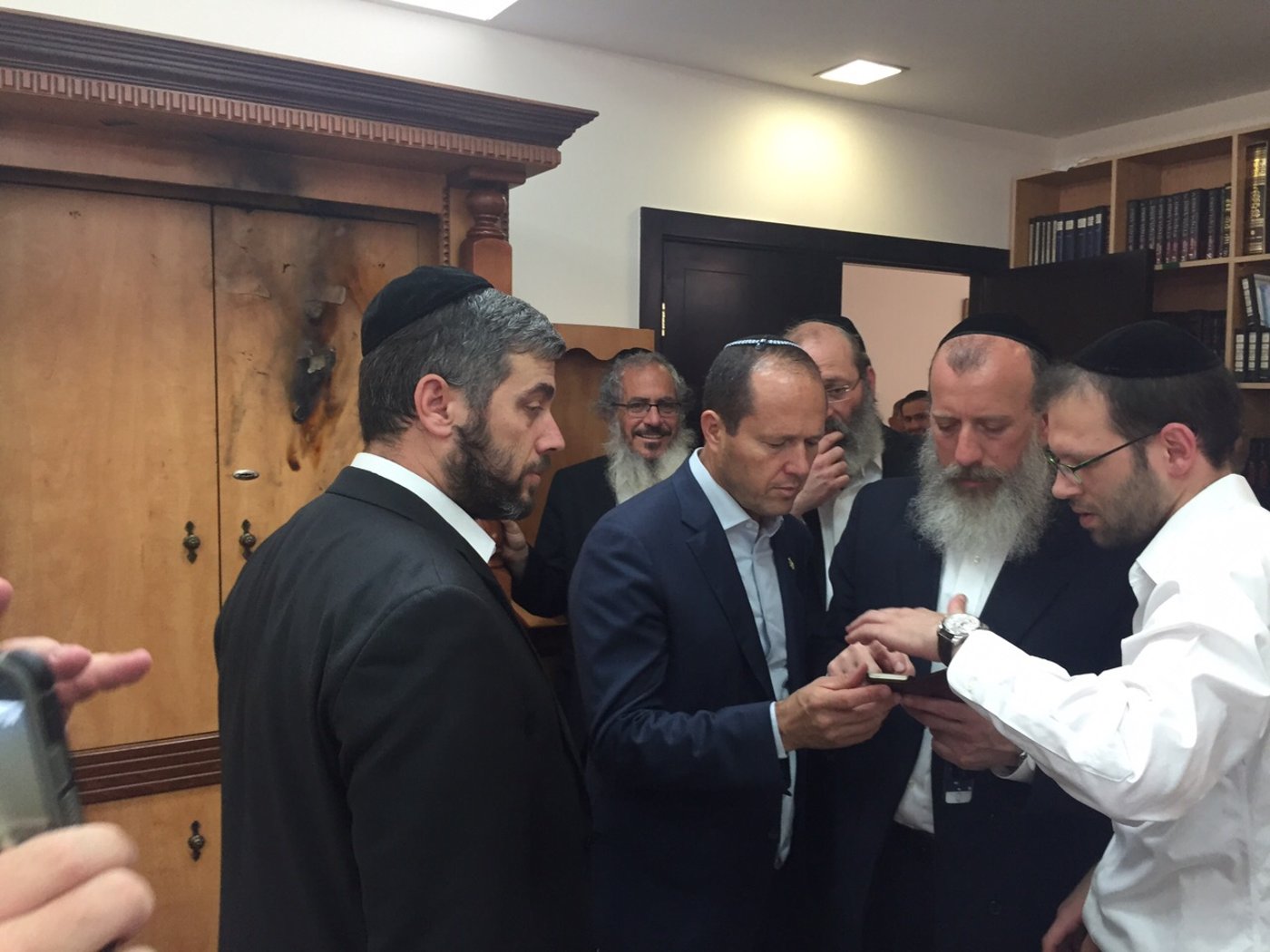 ניר ברקת בבית הכנסת שחולל: "זוועה". צפו