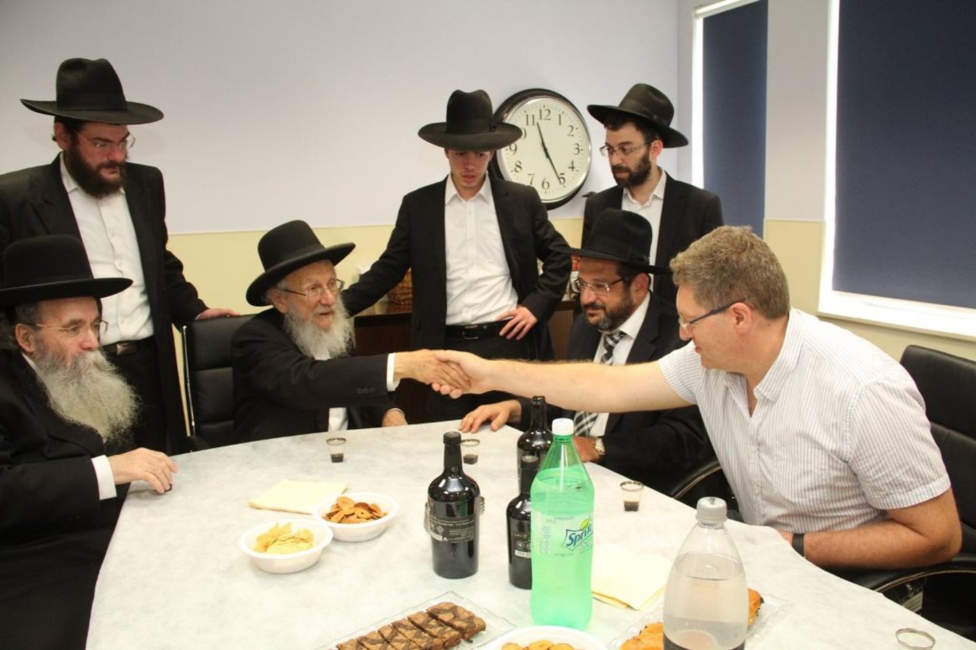 הגר"י אדלשטיין קבע מזוזות בהנהלת מחוז השרון של מכבי שירותי בריאות