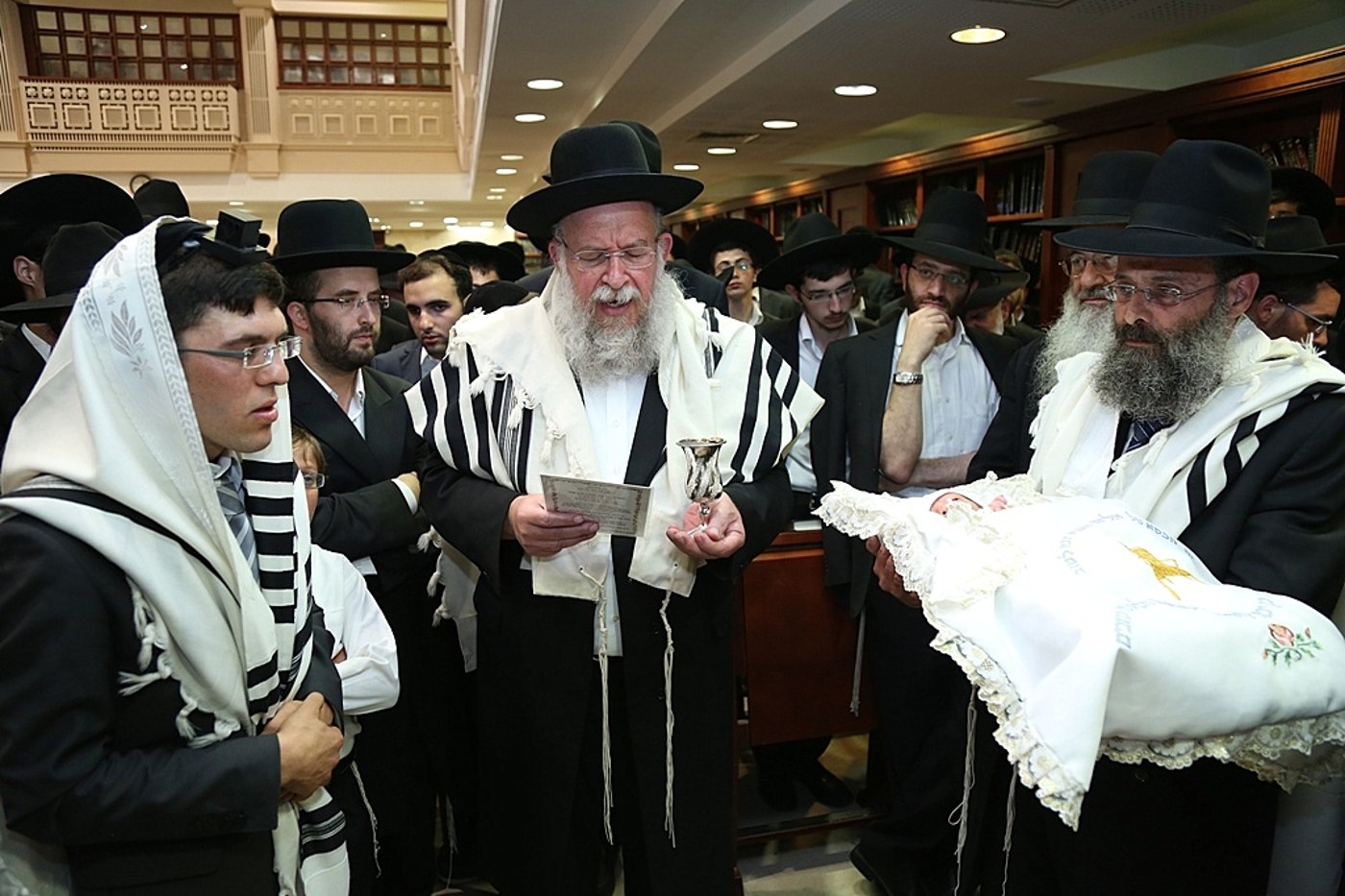 בבית הכנסת בו אירע הטבח: ברית לנכד הנרצח • צפו בתיעוד