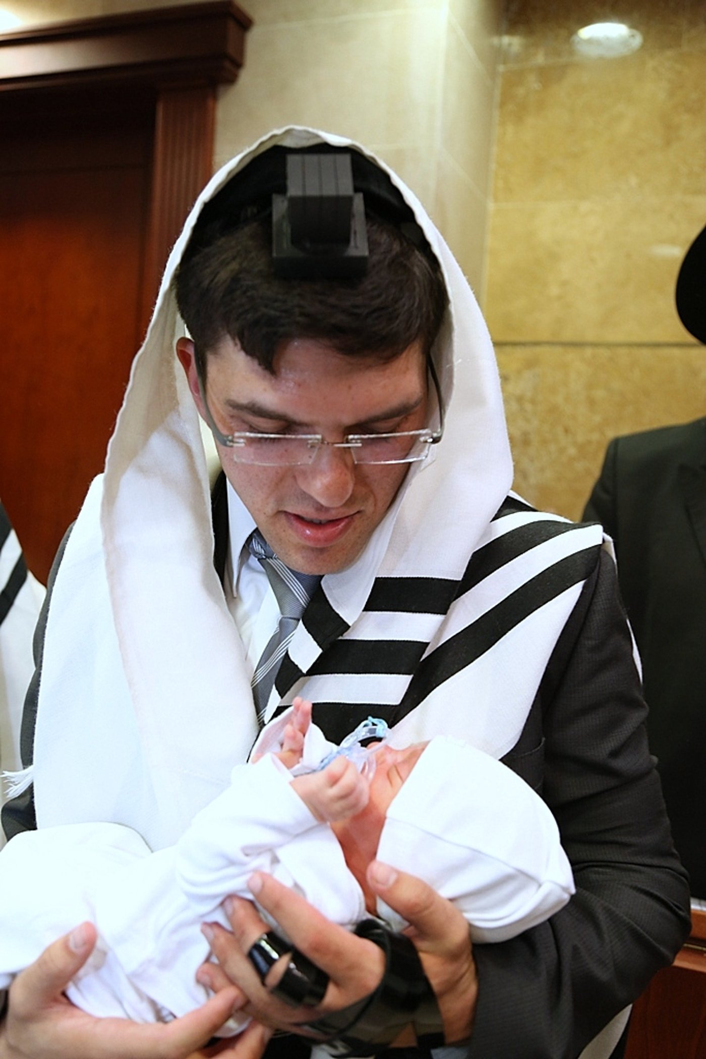 בבית הכנסת בו אירע הטבח: ברית לנכד הנרצח • צפו בתיעוד