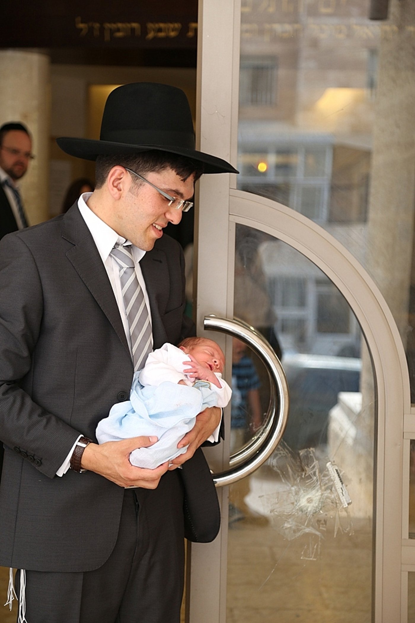 בבית הכנסת בו אירע הטבח: ברית לנכד הנרצח • צפו בתיעוד