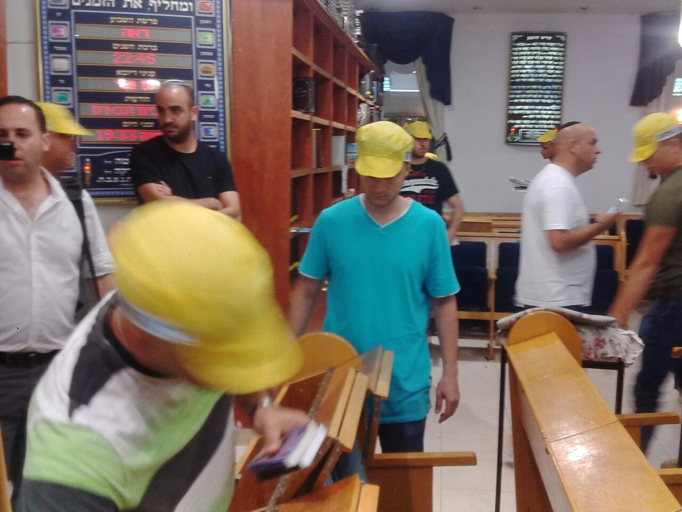 השוטרים פינו את בית הכנסת בגבעת זאב - המתפללים בכו