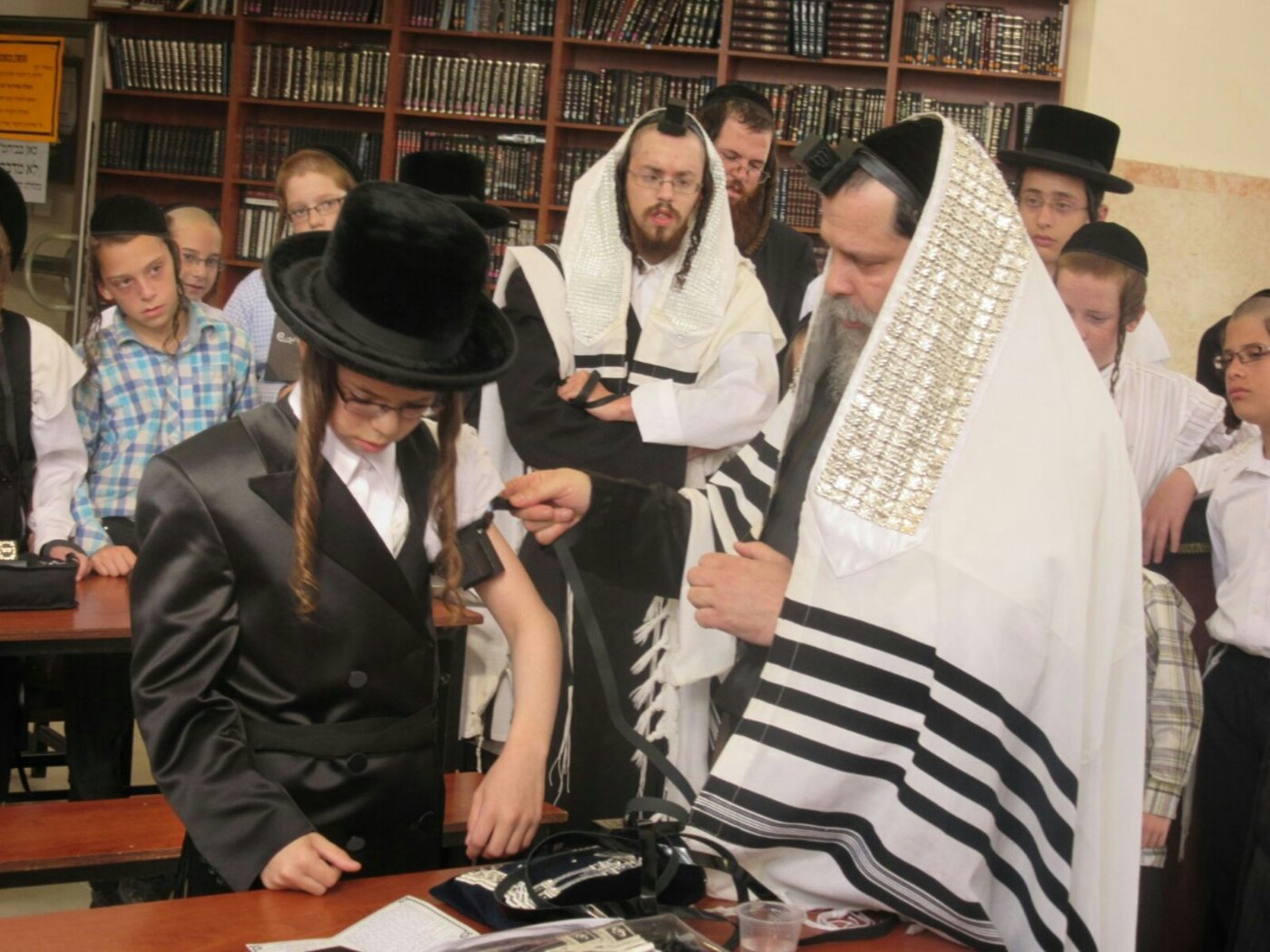 נדבורנה-ביתר: הנחת תפילין לבן האדמו"ר