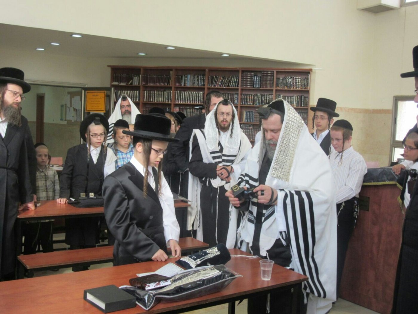 נדבורנה-ביתר: הנחת תפילין לבן האדמו"ר