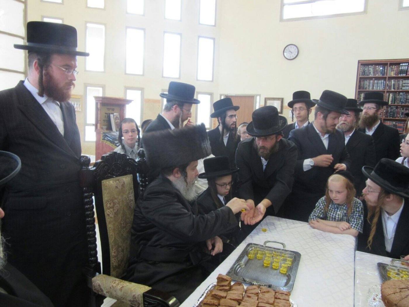 נדבורנה-ביתר: הנחת תפילין לבן האדמו"ר