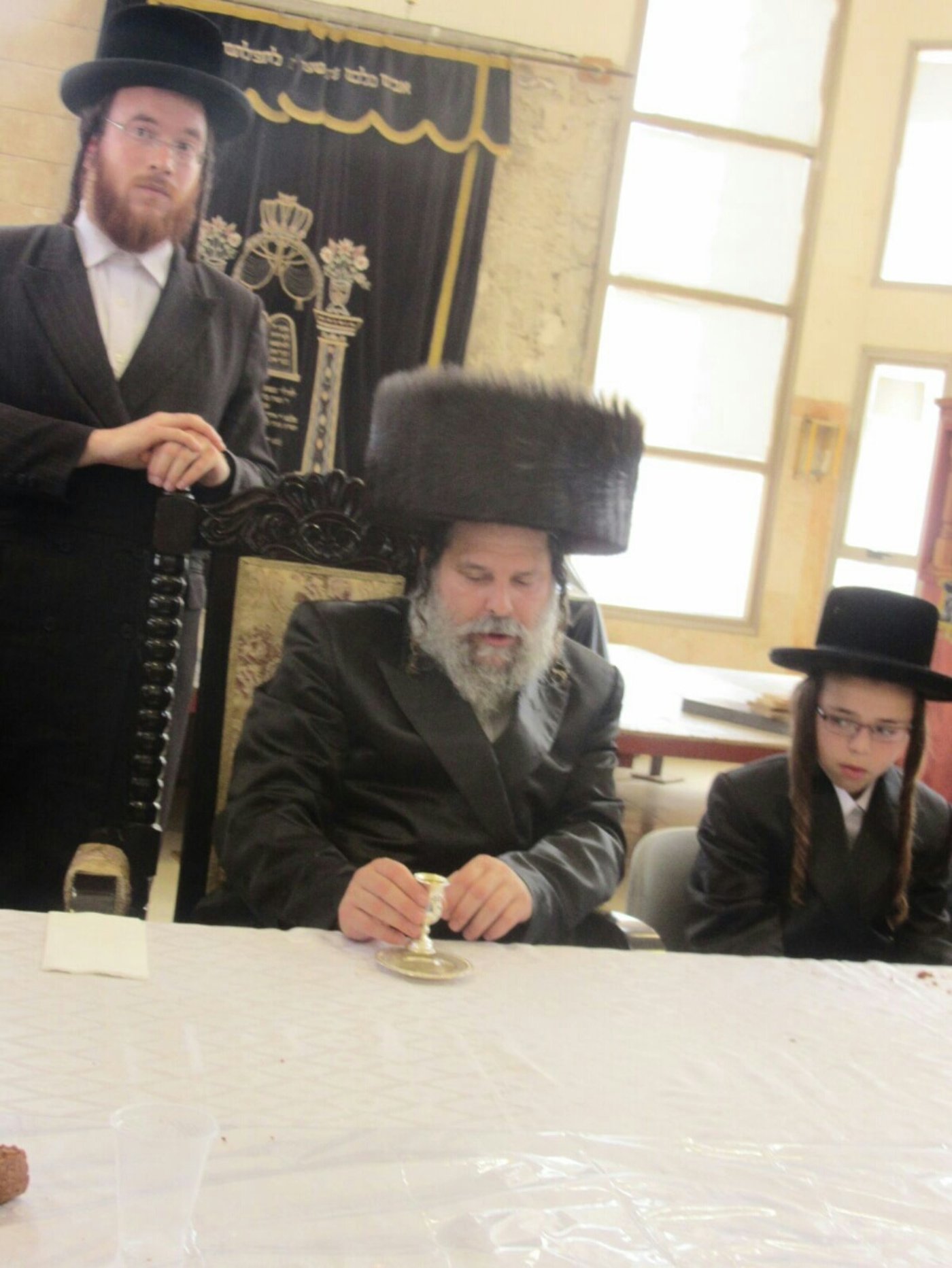 נדבורנה-ביתר: הנחת תפילין לבן האדמו"ר