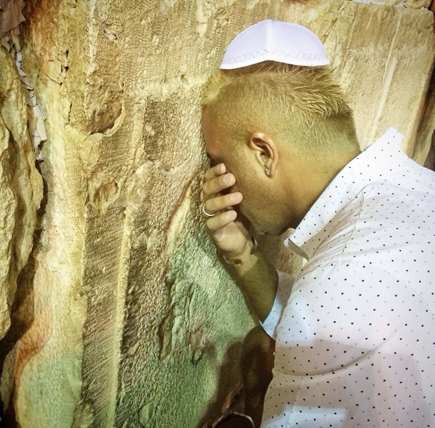 הזמר קובי פרץ התפלל בכותל המערבי • צפו