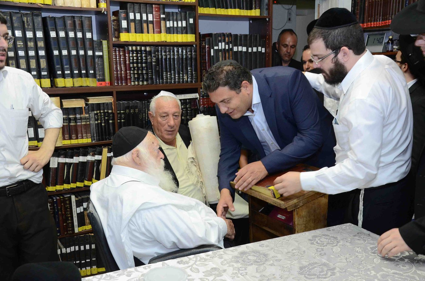 ארבעה ספרי תורה יוכנסו לבית הכנסת הגדול • תיעוד מכתיבת האותיות