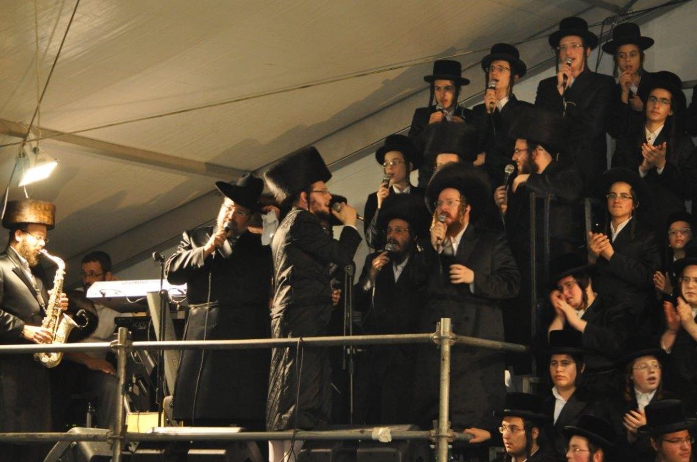שמחת נישואי בן האדמו"ר מפרמישלאן עם בת האדמו"ר מבוטושאן • גלריה