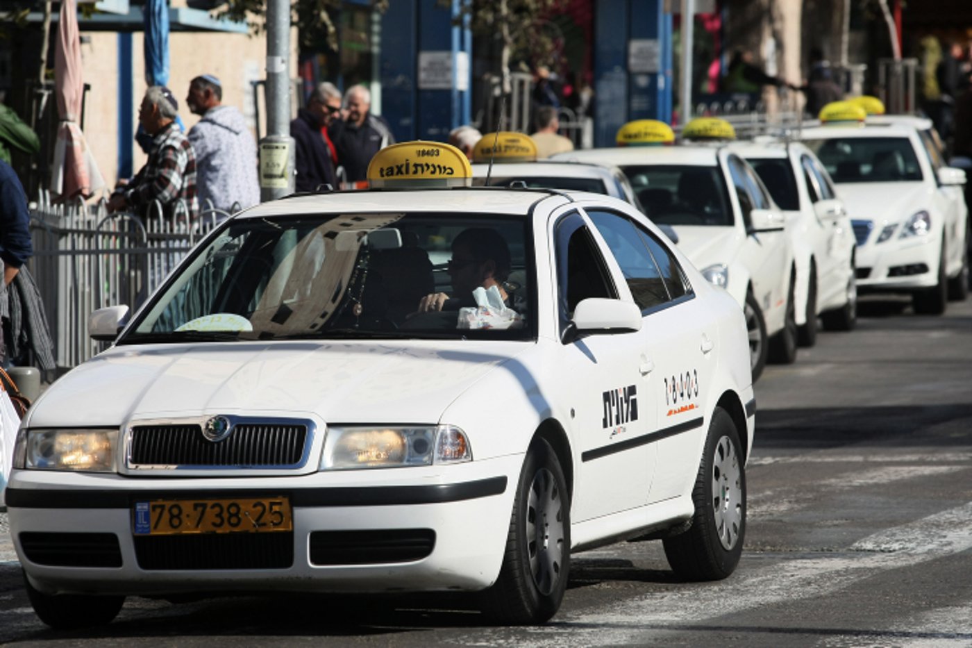 המאבק החדש: 'לא לנסוע במוניות עם מסכי צפייה'
