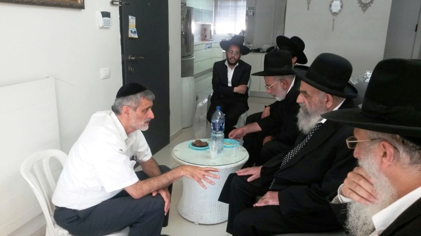 תיעוד: ניחום אבלים בביתו אחותו של אלי ישי