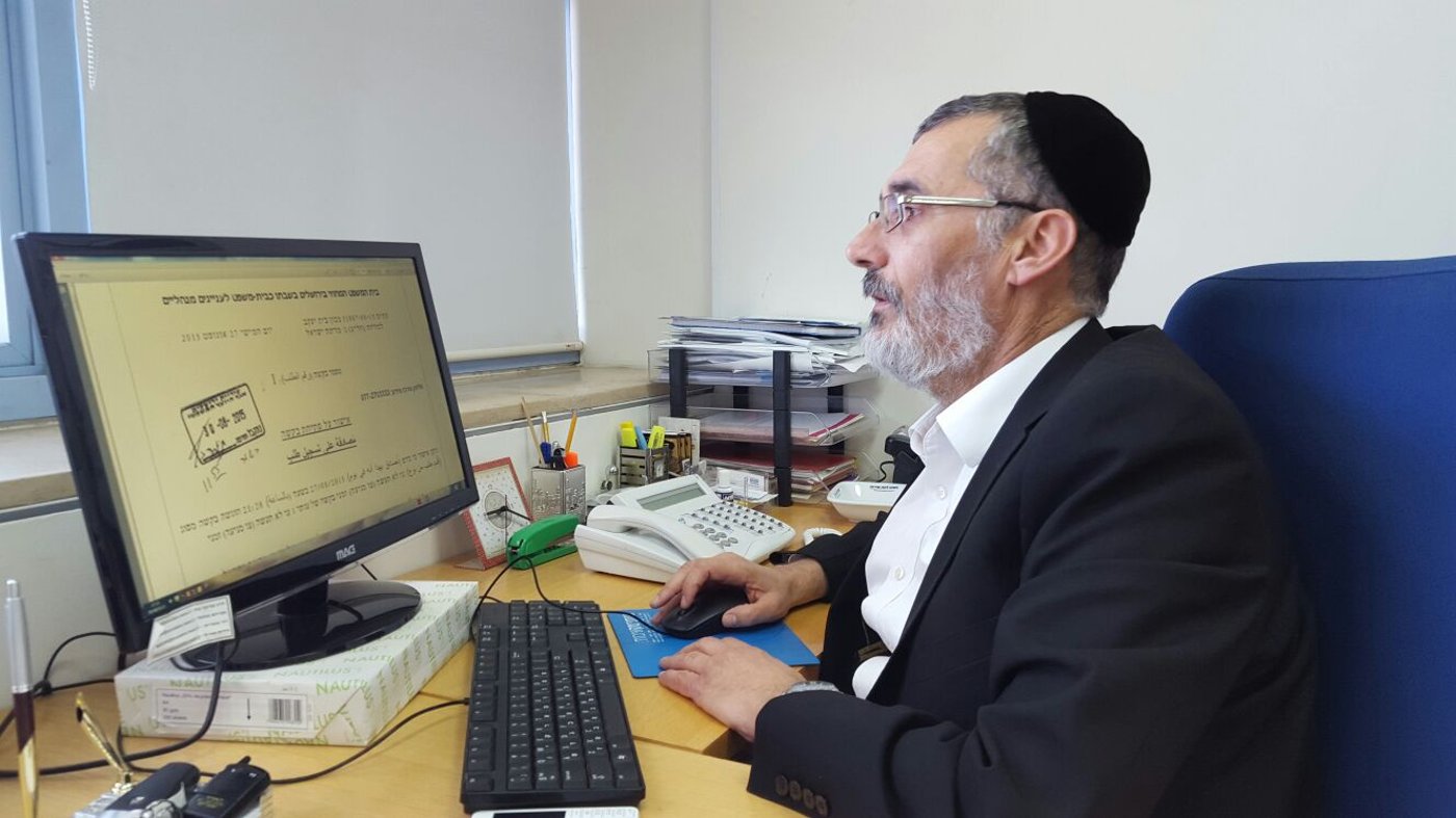צביקה כהן קורא את העתירה של סמינר 'הישן'