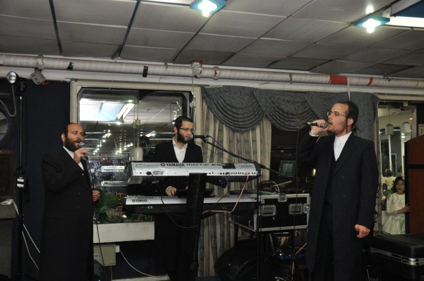שמחת נישואי נכדת הגר"ח וואזנר עם נכד הרביח מנדבורנה חיפה • גלריה