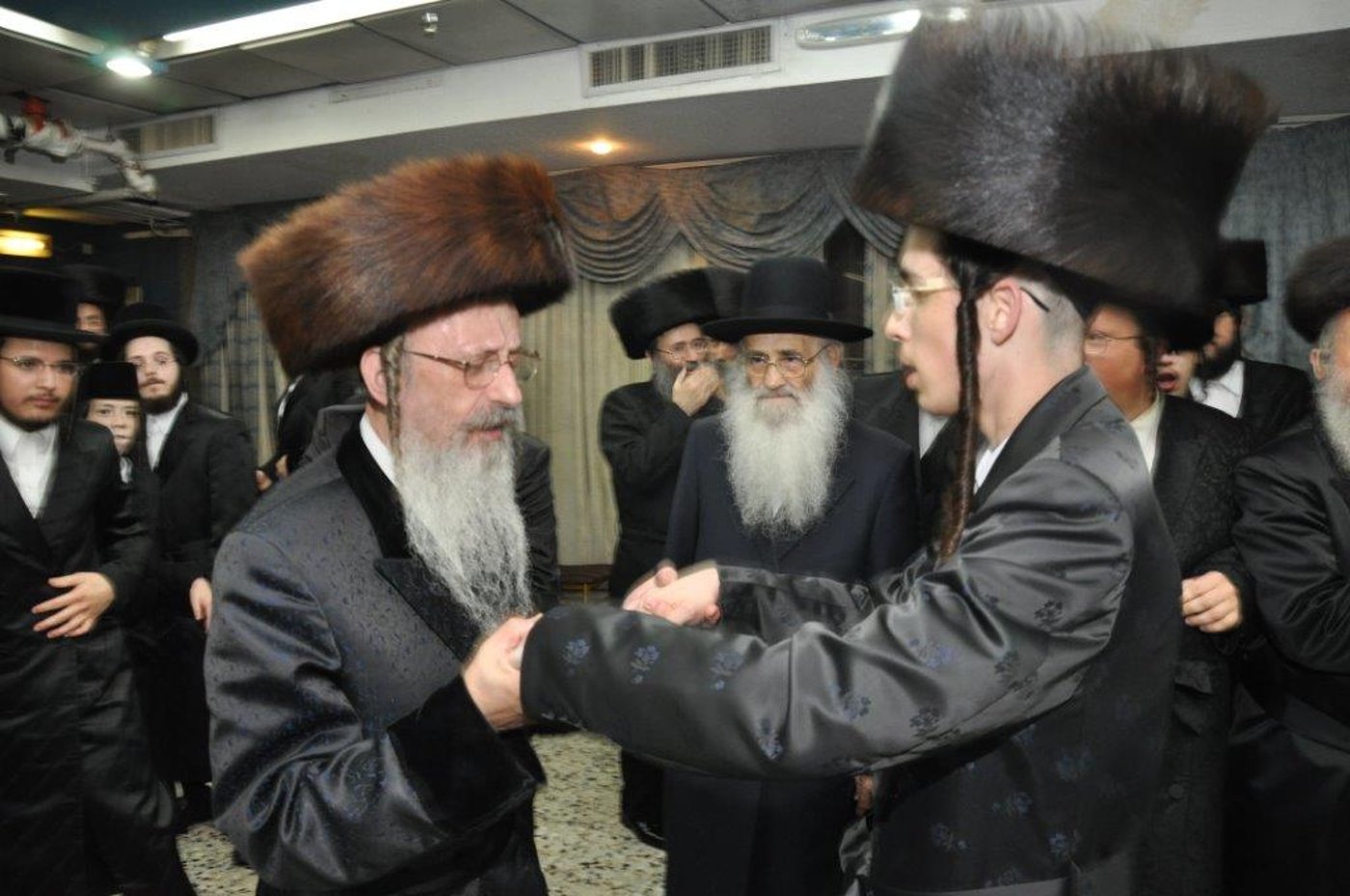 שמחת נישואי נכדת הגר"ח וואזנר עם נכד הרביח מנדבורנה חיפה • גלריה