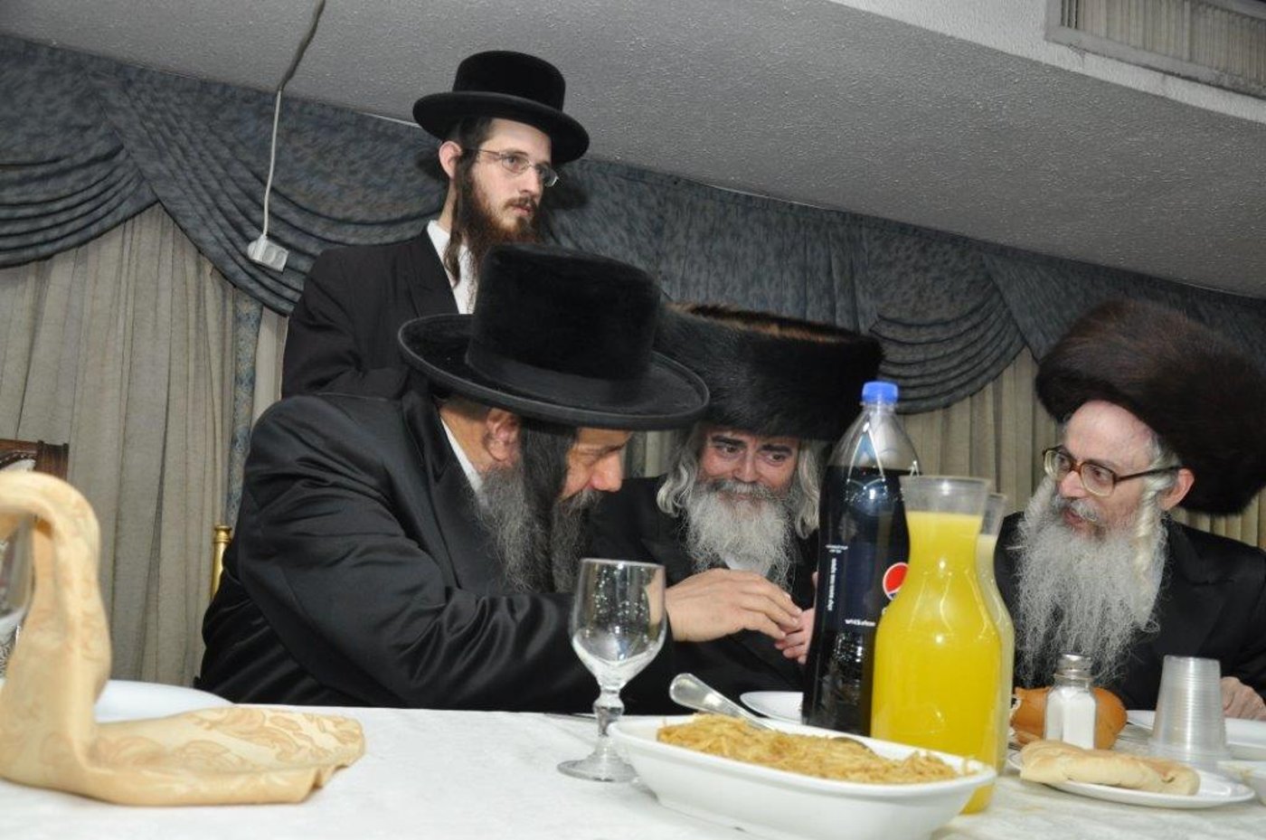 שמחת נישואי נכדת הגר"ח וואזנר עם נכד הרביח מנדבורנה חיפה • גלריה