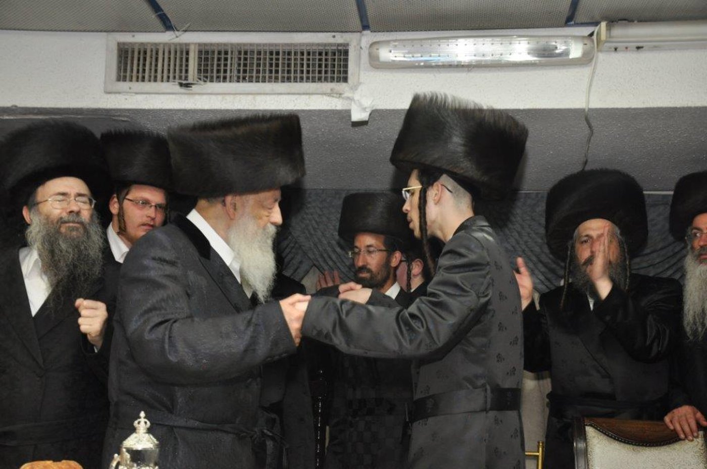 שמחת נישואי נכדת הגר"ח וואזנר עם נכד הרביח מנדבורנה חיפה • גלריה