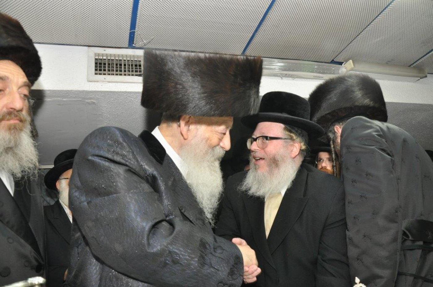 שמחת נישואי נכדת הגר"ח וואזנר עם נכד הרביח מנדבורנה חיפה • גלריה