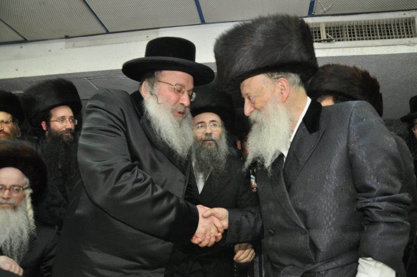 שמחת נישואי נכדת הגר"ח וואזנר עם נכד הרביח מנדבורנה חיפה • גלריה