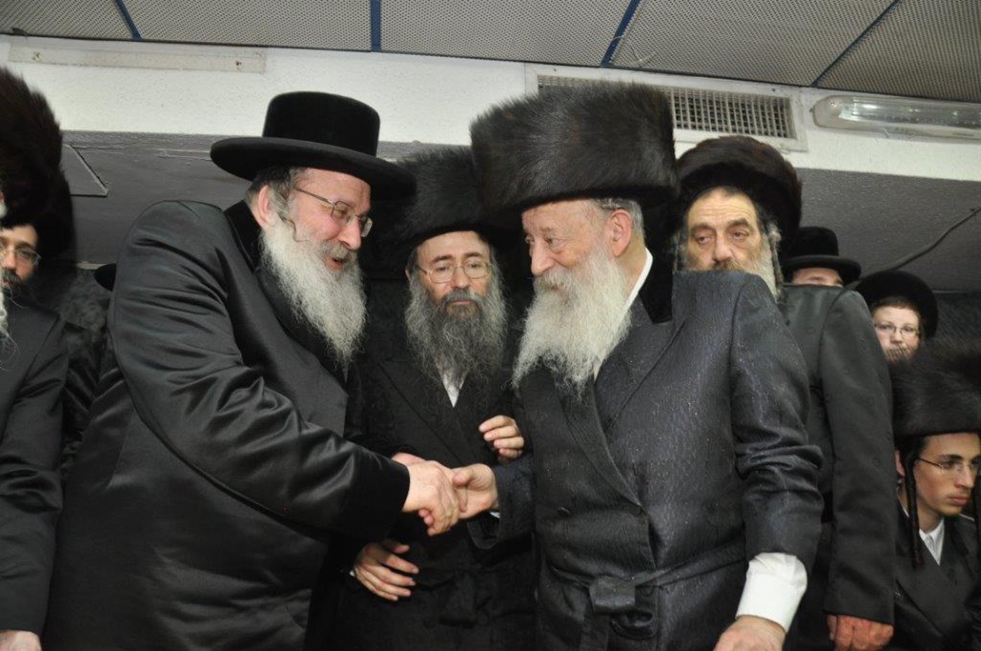 שמחת נישואי נכדת הגר"ח וואזנר עם נכד הרביח מנדבורנה חיפה • גלריה