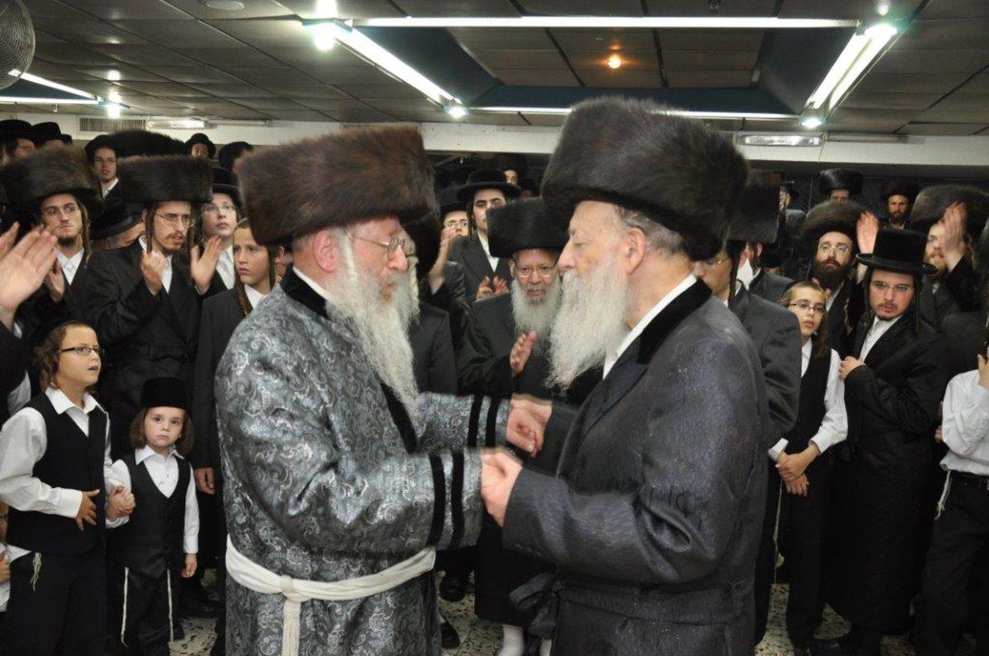 שמחת נישואי נכדת הגר"ח וואזנר עם נכד הרביח מנדבורנה חיפה • גלריה