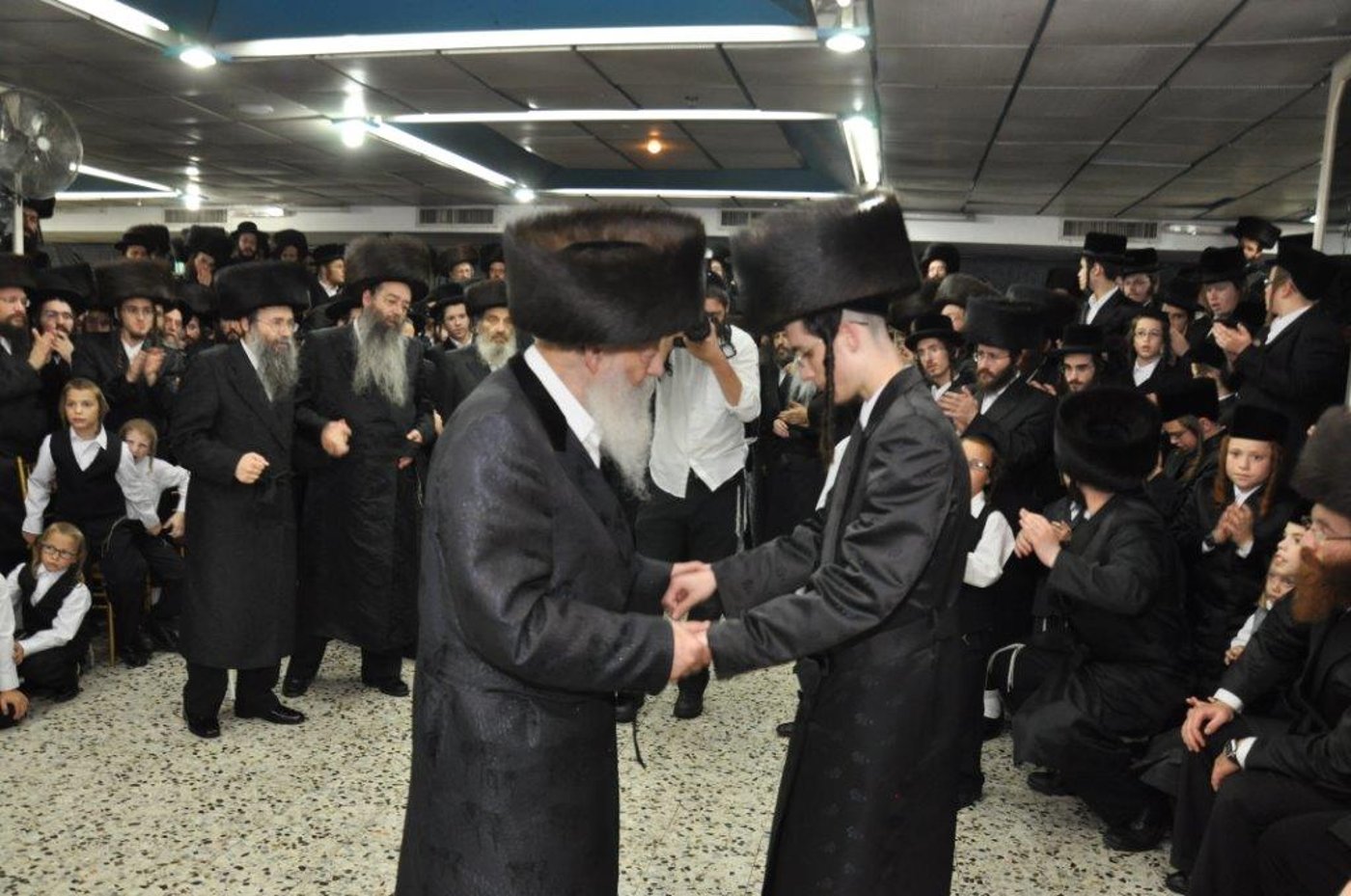 שמחת נישואי נכדת הגר"ח וואזנר עם נכד הרביח מנדבורנה חיפה • גלריה
